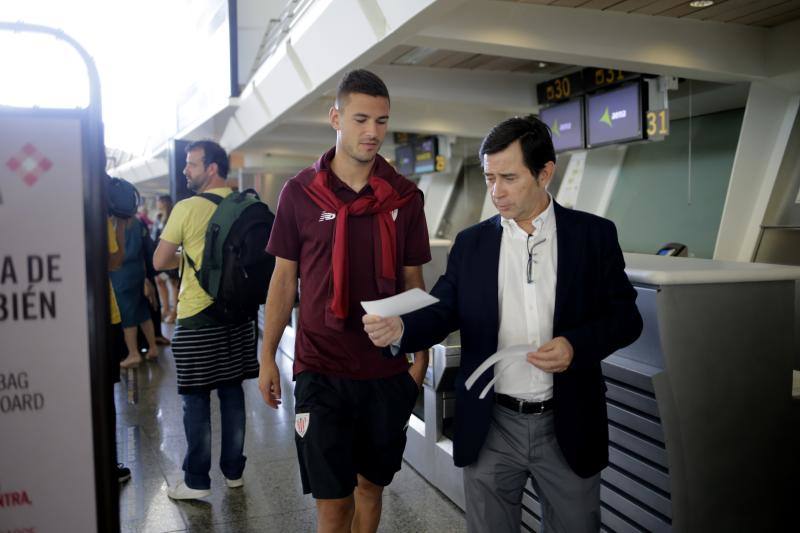 La expedición bilbaína ha partido del aeropuerto de Loiu a las diez de la mañana y aterrizará en Münster, Alemania, a una hora de su cuartel general