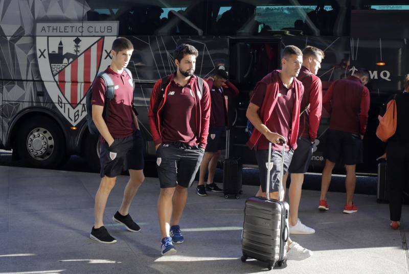 La expedición bilbaína ha partido del aeropuerto de Loiu a las diez de la mañana y aterrizará en Münster, Alemania, a una hora de su cuartel general