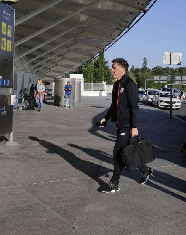 La expedición bilbaína ha partido del aeropuerto de Loiu a las diez de la mañana y aterrizará en Münster, Alemania, a una hora de su cuartel general