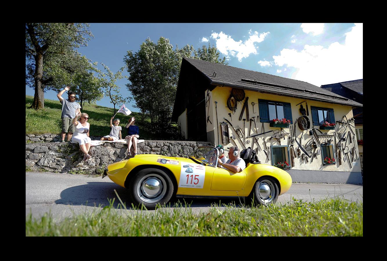 El «Ennstal Classic» es un rally-exhibición de coches deportivos construidos antes de 1973, que se celebra en las carreteras alpinas de Austria. En esta edición (la vigésimo sexta) han participado 238 equipos de 17 países, que han reunido automóviles de 51 marcas. Además, Porsche celebró el 70 aniversario del mítico 356 en el Rallye de este año. Con 43 coches, la marca de Stuttgart, que tiene sus raíces en el pueblo austríaco Gmünd, fue la más representada. Jaguar le sigue con 30, Alfa Romeo con 22 y Mercedes-Benz con 19; Ferrari participó con 10 coches. En el rally también han conducido estrellas del volante como Niki Lauda, Jackie Stewart, Sebastian Vettel, Patrick Dempsey y Brian Johnson.