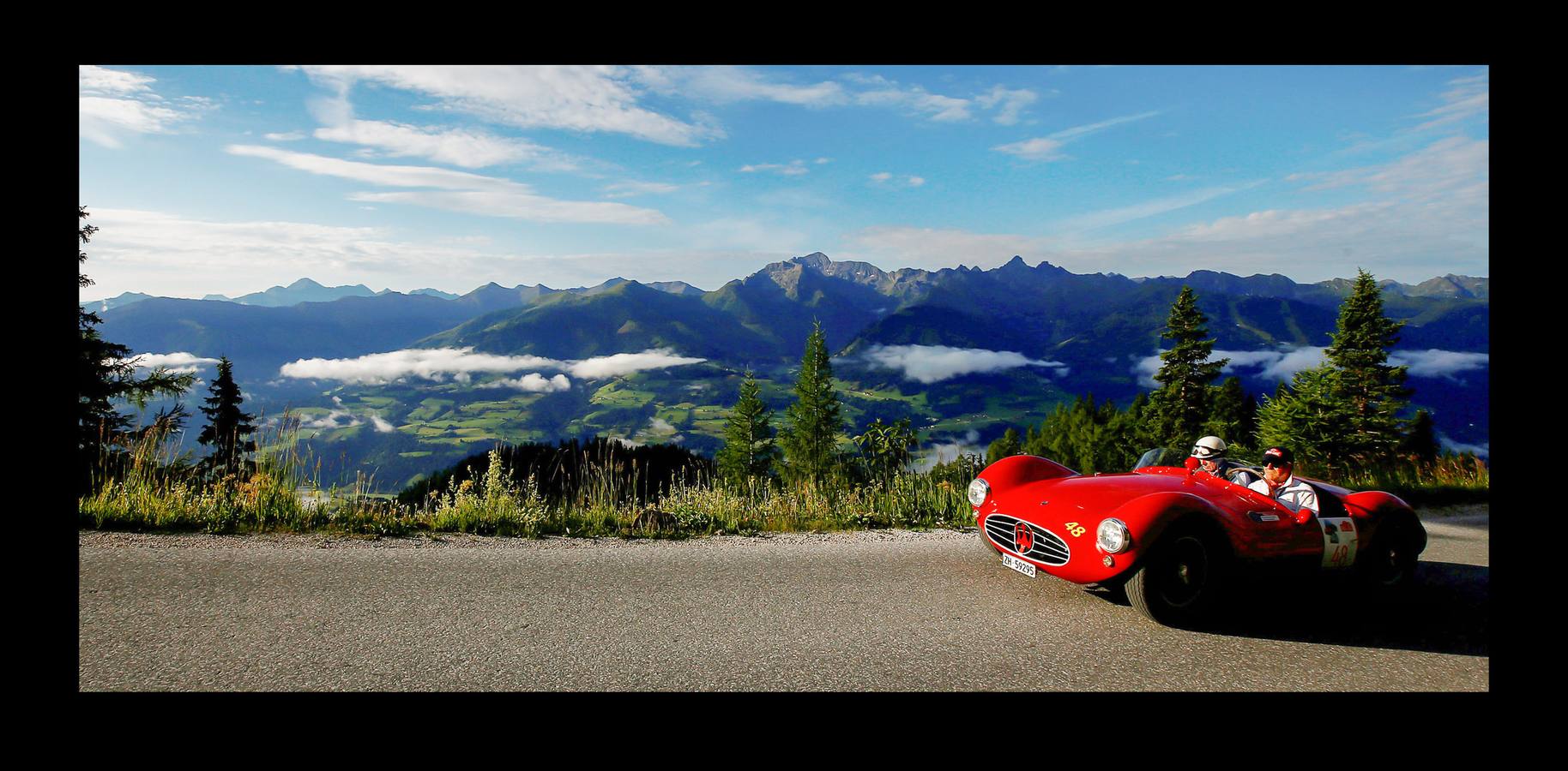 El «Ennstal Classic» es un rally-exhibición de coches deportivos construidos antes de 1973, que se celebra en las carreteras alpinas de Austria. En esta edición (la vigésimo sexta) han participado 238 equipos de 17 países, que han reunido automóviles de 51 marcas. Además, Porsche celebró el 70 aniversario del mítico 356 en el Rallye de este año. Con 43 coches, la marca de Stuttgart, que tiene sus raíces en el pueblo austríaco Gmünd, fue la más representada. Jaguar le sigue con 30, Alfa Romeo con 22 y Mercedes-Benz con 19; Ferrari participó con 10 coches. En el rally también han conducido estrellas del volante como Niki Lauda, Jackie Stewart, Sebastian Vettel, Patrick Dempsey y Brian Johnson.