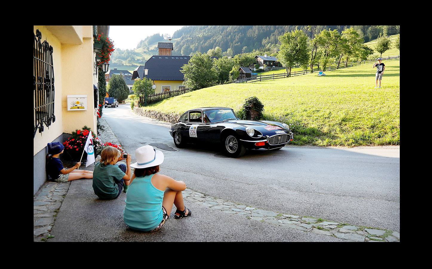 El «Ennstal Classic» es un rally-exhibición de coches deportivos construidos antes de 1973, que se celebra en las carreteras alpinas de Austria. En esta edición (la vigésimo sexta) han participado 238 equipos de 17 países, que han reunido automóviles de 51 marcas. Además, Porsche celebró el 70 aniversario del mítico 356 en el Rallye de este año. Con 43 coches, la marca de Stuttgart, que tiene sus raíces en el pueblo austríaco Gmünd, fue la más representada. Jaguar le sigue con 30, Alfa Romeo con 22 y Mercedes-Benz con 19; Ferrari participó con 10 coches. En el rally también han conducido estrellas del volante como Niki Lauda, Jackie Stewart, Sebastian Vettel, Patrick Dempsey y Brian Johnson.