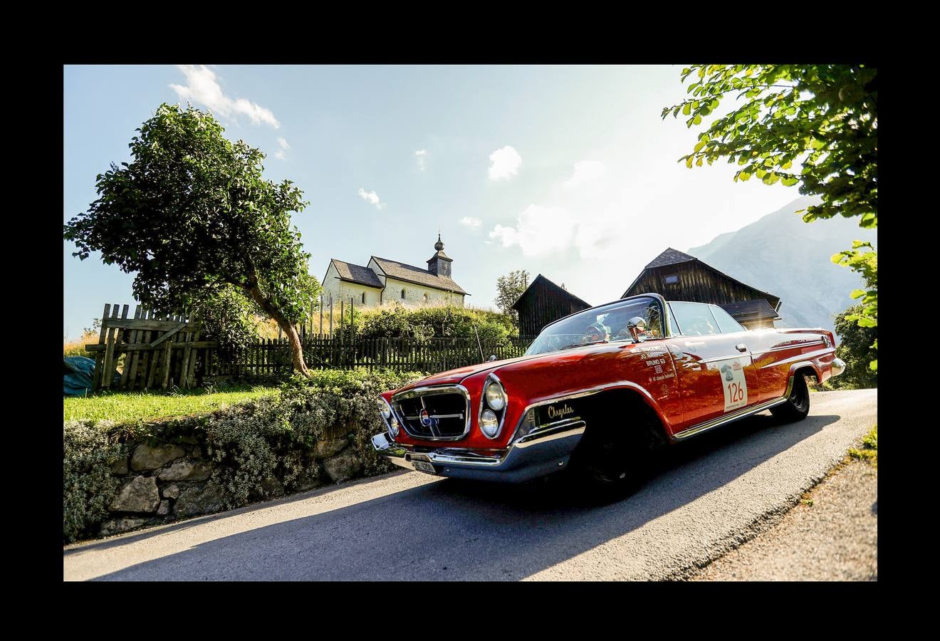 El «Ennstal Classic» es un rally-exhibición de coches deportivos construidos antes de 1973, que se celebra en las carreteras alpinas de Austria. En esta edición (la vigésimo sexta) han participado 238 equipos de 17 países, que han reunido automóviles de 51 marcas. Además, Porsche celebró el 70 aniversario del mítico 356 en el Rallye de este año. Con 43 coches, la marca de Stuttgart, que tiene sus raíces en el pueblo austríaco Gmünd, fue la más representada. Jaguar le sigue con 30, Alfa Romeo con 22 y Mercedes-Benz con 19; Ferrari participó con 10 coches. En el rally también han conducido estrellas del volante como Niki Lauda, Jackie Stewart, Sebastian Vettel, Patrick Dempsey y Brian Johnson.