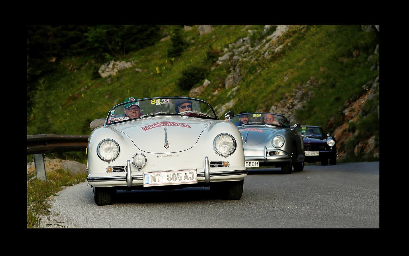 El «Ennstal Classic» es un rally-exhibición de coches deportivos construidos antes de 1973, que se celebra en las carreteras alpinas de Austria. En esta edición (la vigésimo sexta) han participado 238 equipos de 17 países, que han reunido automóviles de 51 marcas. Además, Porsche celebró el 70 aniversario del mítico 356 en el Rallye de este año. Con 43 coches, la marca de Stuttgart, que tiene sus raíces en el pueblo austríaco Gmünd, fue la más representada. Jaguar le sigue con 30, Alfa Romeo con 22 y Mercedes-Benz con 19; Ferrari participó con 10 coches. En el rally también han conducido estrellas del volante como Niki Lauda, Jackie Stewart, Sebastian Vettel, Patrick Dempsey y Brian Johnson.