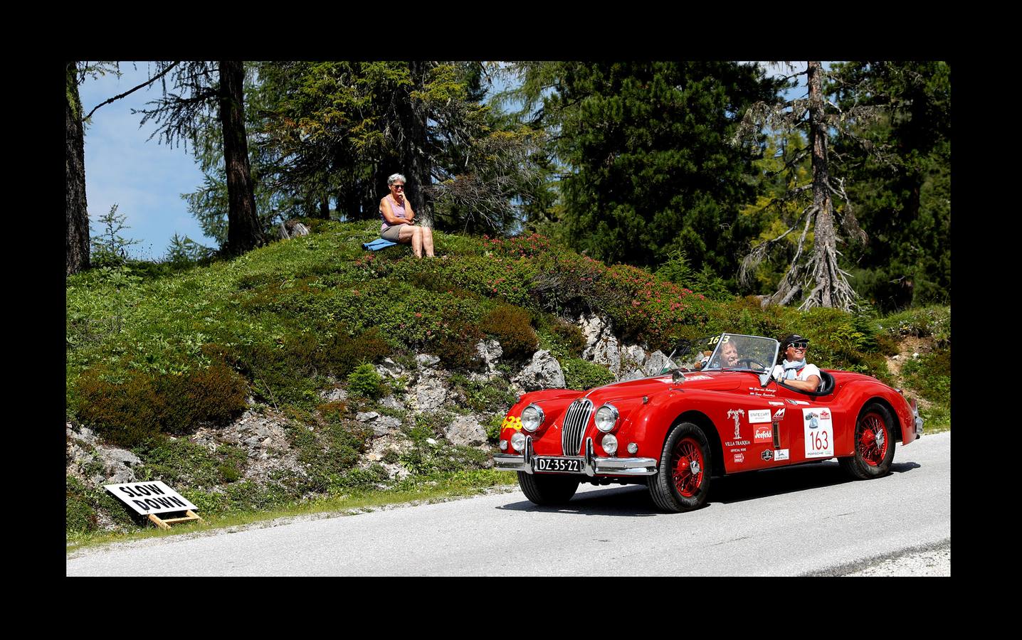 El «Ennstal Classic» es un rally-exhibición de coches deportivos construidos antes de 1973, que se celebra en las carreteras alpinas de Austria. En esta edición (la vigésimo sexta) han participado 238 equipos de 17 países, que han reunido automóviles de 51 marcas. Además, Porsche celebró el 70 aniversario del mítico 356 en el Rallye de este año. Con 43 coches, la marca de Stuttgart, que tiene sus raíces en el pueblo austríaco Gmünd, fue la más representada. Jaguar le sigue con 30, Alfa Romeo con 22 y Mercedes-Benz con 19; Ferrari participó con 10 coches. En el rally también han conducido estrellas del volante como Niki Lauda, Jackie Stewart, Sebastian Vettel, Patrick Dempsey y Brian Johnson.