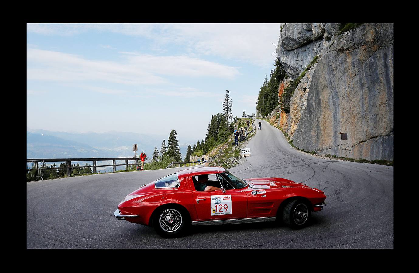 El «Ennstal Classic» es un rally-exhibición de coches deportivos construidos antes de 1973, que se celebra en las carreteras alpinas de Austria. En esta edición (la vigésimo sexta) han participado 238 equipos de 17 países, que han reunido automóviles de 51 marcas. Además, Porsche celebró el 70 aniversario del mítico 356 en el Rallye de este año. Con 43 coches, la marca de Stuttgart, que tiene sus raíces en el pueblo austríaco Gmünd, fue la más representada. Jaguar le sigue con 30, Alfa Romeo con 22 y Mercedes-Benz con 19; Ferrari participó con 10 coches. En el rally también han conducido estrellas del volante como Niki Lauda, Jackie Stewart, Sebastian Vettel, Patrick Dempsey y Brian Johnson.