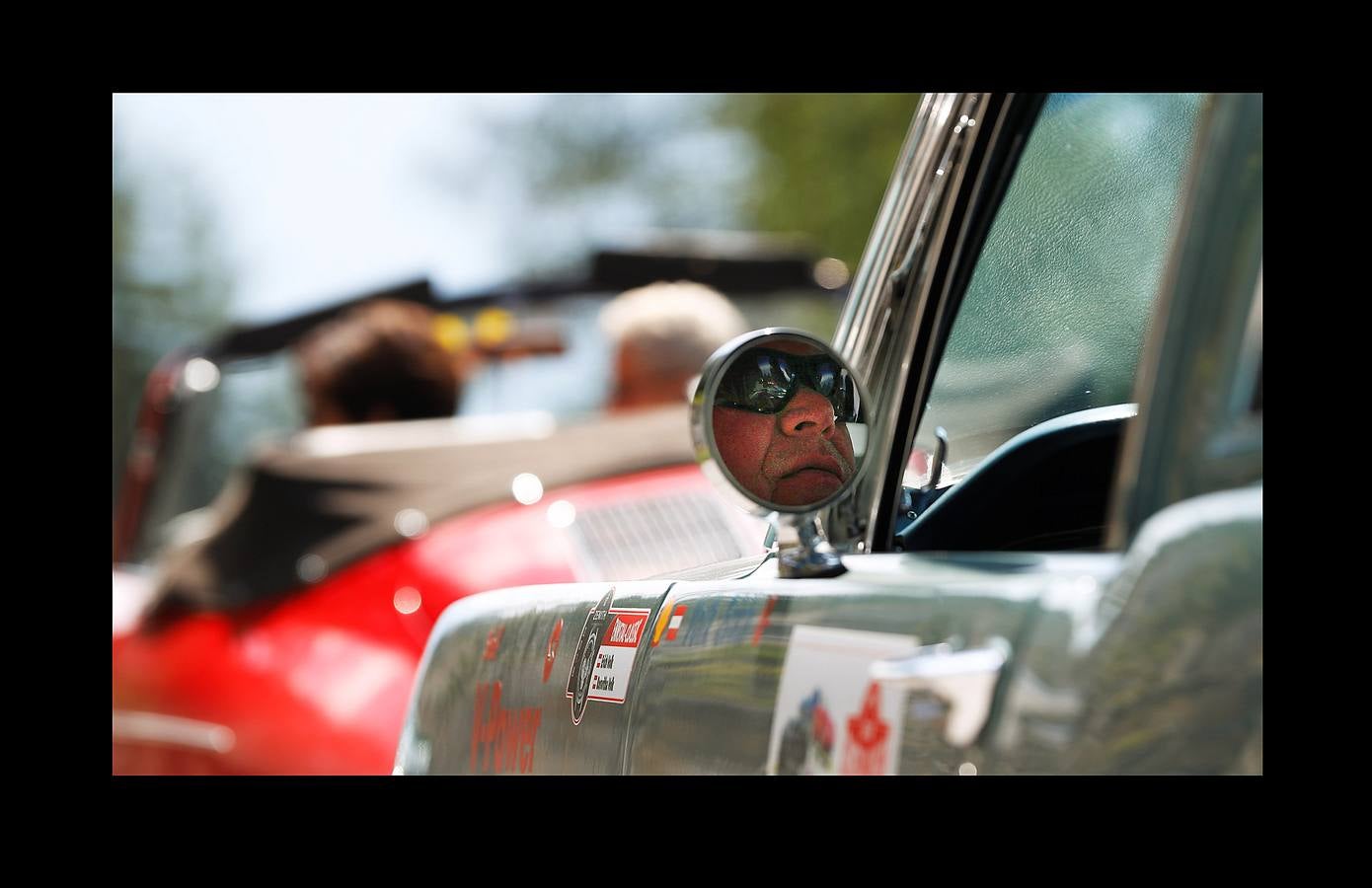 El «Ennstal Classic» es un rally-exhibición de coches deportivos construidos antes de 1973, que se celebra en las carreteras alpinas de Austria. En esta edición (la vigésimo sexta) han participado 238 equipos de 17 países, que han reunido automóviles de 51 marcas. Además, Porsche celebró el 70 aniversario del mítico 356 en el Rallye de este año. Con 43 coches, la marca de Stuttgart, que tiene sus raíces en el pueblo austríaco Gmünd, fue la más representada. Jaguar le sigue con 30, Alfa Romeo con 22 y Mercedes-Benz con 19; Ferrari participó con 10 coches. En el rally también han conducido estrellas del volante como Niki Lauda, Jackie Stewart, Sebastian Vettel, Patrick Dempsey y Brian Johnson.