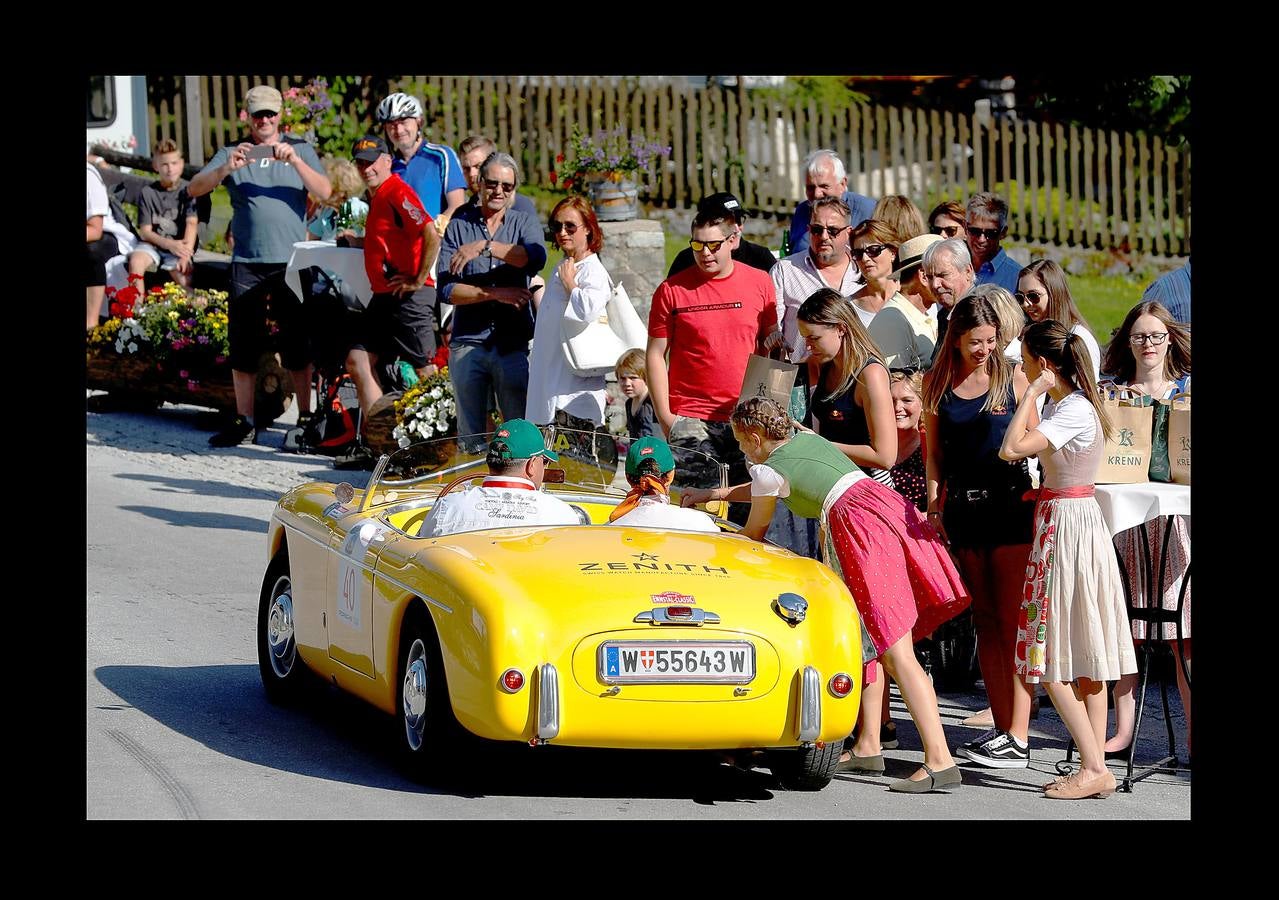 El «Ennstal Classic» es un rally-exhibición de coches deportivos construidos antes de 1973, que se celebra en las carreteras alpinas de Austria. En esta edición (la vigésimo sexta) han participado 238 equipos de 17 países, que han reunido automóviles de 51 marcas. Además, Porsche celebró el 70 aniversario del mítico 356 en el Rallye de este año. Con 43 coches, la marca de Stuttgart, que tiene sus raíces en el pueblo austríaco Gmünd, fue la más representada. Jaguar le sigue con 30, Alfa Romeo con 22 y Mercedes-Benz con 19; Ferrari participó con 10 coches. En el rally también han conducido estrellas del volante como Niki Lauda, Jackie Stewart, Sebastian Vettel, Patrick Dempsey y Brian Johnson.