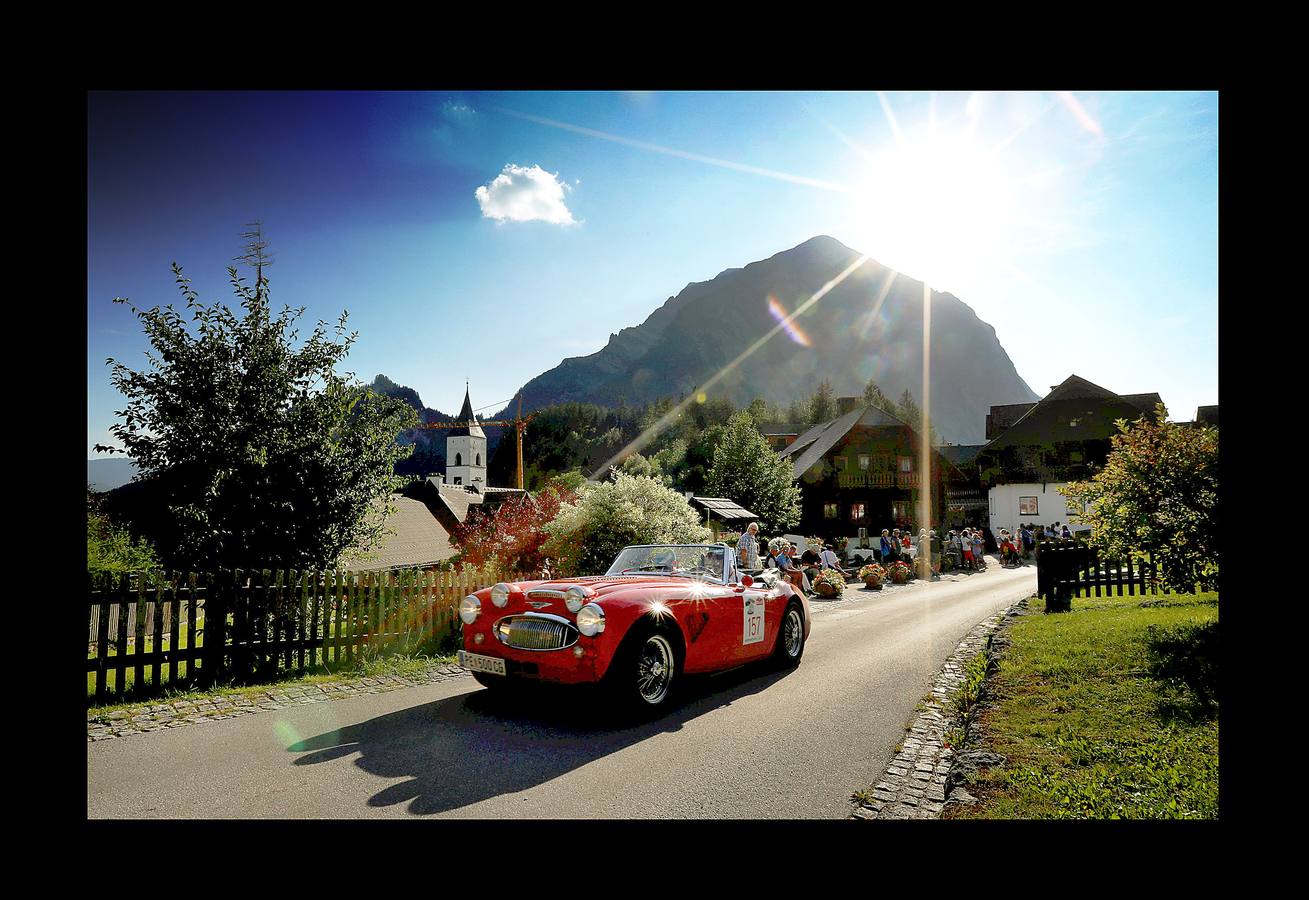 El «Ennstal Classic» es un rally-exhibición de coches deportivos construidos antes de 1973, que se celebra en las carreteras alpinas de Austria. En esta edición (la vigésimo sexta) han participado 238 equipos de 17 países, que han reunido automóviles de 51 marcas. Además, Porsche celebró el 70 aniversario del mítico 356 en el Rallye de este año. Con 43 coches, la marca de Stuttgart, que tiene sus raíces en el pueblo austríaco Gmünd, fue la más representada. Jaguar le sigue con 30, Alfa Romeo con 22 y Mercedes-Benz con 19; Ferrari participó con 10 coches. En el rally también han conducido estrellas del volante como Niki Lauda, Jackie Stewart, Sebastian Vettel, Patrick Dempsey y Brian Johnson.