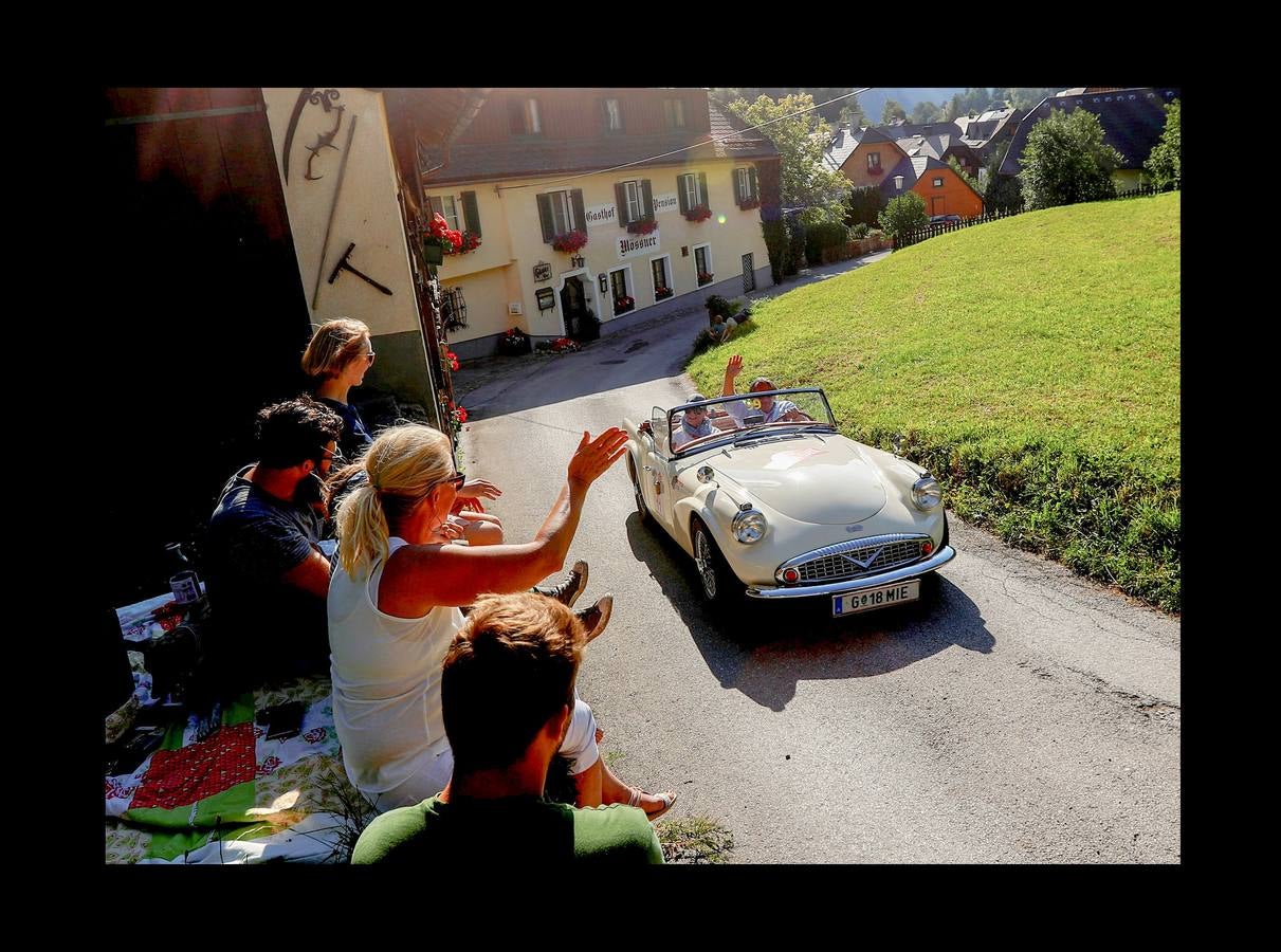 El «Ennstal Classic» es un rally-exhibición de coches deportivos construidos antes de 1973, que se celebra en las carreteras alpinas de Austria. En esta edición (la vigésimo sexta) han participado 238 equipos de 17 países, que han reunido automóviles de 51 marcas. Además, Porsche celebró el 70 aniversario del mítico 356 en el Rallye de este año. Con 43 coches, la marca de Stuttgart, que tiene sus raíces en el pueblo austríaco Gmünd, fue la más representada. Jaguar le sigue con 30, Alfa Romeo con 22 y Mercedes-Benz con 19; Ferrari participó con 10 coches. En el rally también han conducido estrellas del volante como Niki Lauda, Jackie Stewart, Sebastian Vettel, Patrick Dempsey y Brian Johnson.