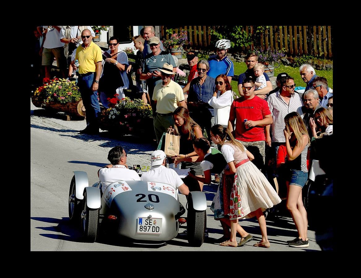 El «Ennstal Classic» es un rally-exhibición de coches deportivos construidos antes de 1973, que se celebra en las carreteras alpinas de Austria. En esta edición (la vigésimo sexta) han participado 238 equipos de 17 países, que han reunido automóviles de 51 marcas. Además, Porsche celebró el 70 aniversario del mítico 356 en el Rallye de este año. Con 43 coches, la marca de Stuttgart, que tiene sus raíces en el pueblo austríaco Gmünd, fue la más representada. Jaguar le sigue con 30, Alfa Romeo con 22 y Mercedes-Benz con 19; Ferrari participó con 10 coches. En el rally también han conducido estrellas del volante como Niki Lauda, Jackie Stewart, Sebastian Vettel, Patrick Dempsey y Brian Johnson.