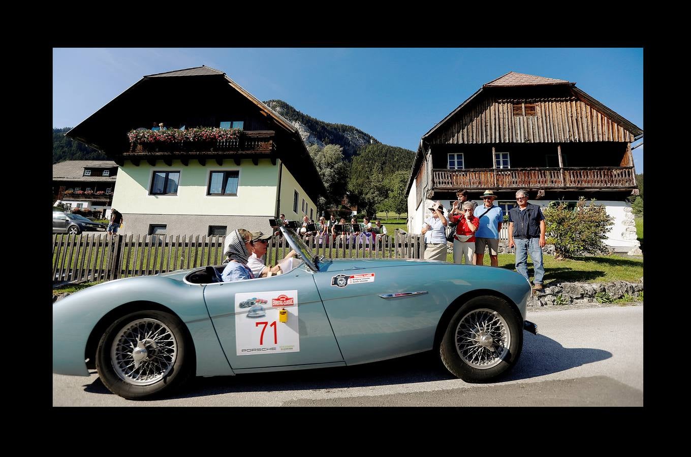 El «Ennstal Classic» es un rally-exhibición de coches deportivos construidos antes de 1973, que se celebra en las carreteras alpinas de Austria. En esta edición (la vigésimo sexta) han participado 238 equipos de 17 países, que han reunido automóviles de 51 marcas. Además, Porsche celebró el 70 aniversario del mítico 356 en el Rallye de este año. Con 43 coches, la marca de Stuttgart, que tiene sus raíces en el pueblo austríaco Gmünd, fue la más representada. Jaguar le sigue con 30, Alfa Romeo con 22 y Mercedes-Benz con 19; Ferrari participó con 10 coches. En el rally también han conducido estrellas del volante como Niki Lauda, Jackie Stewart, Sebastian Vettel, Patrick Dempsey y Brian Johnson.