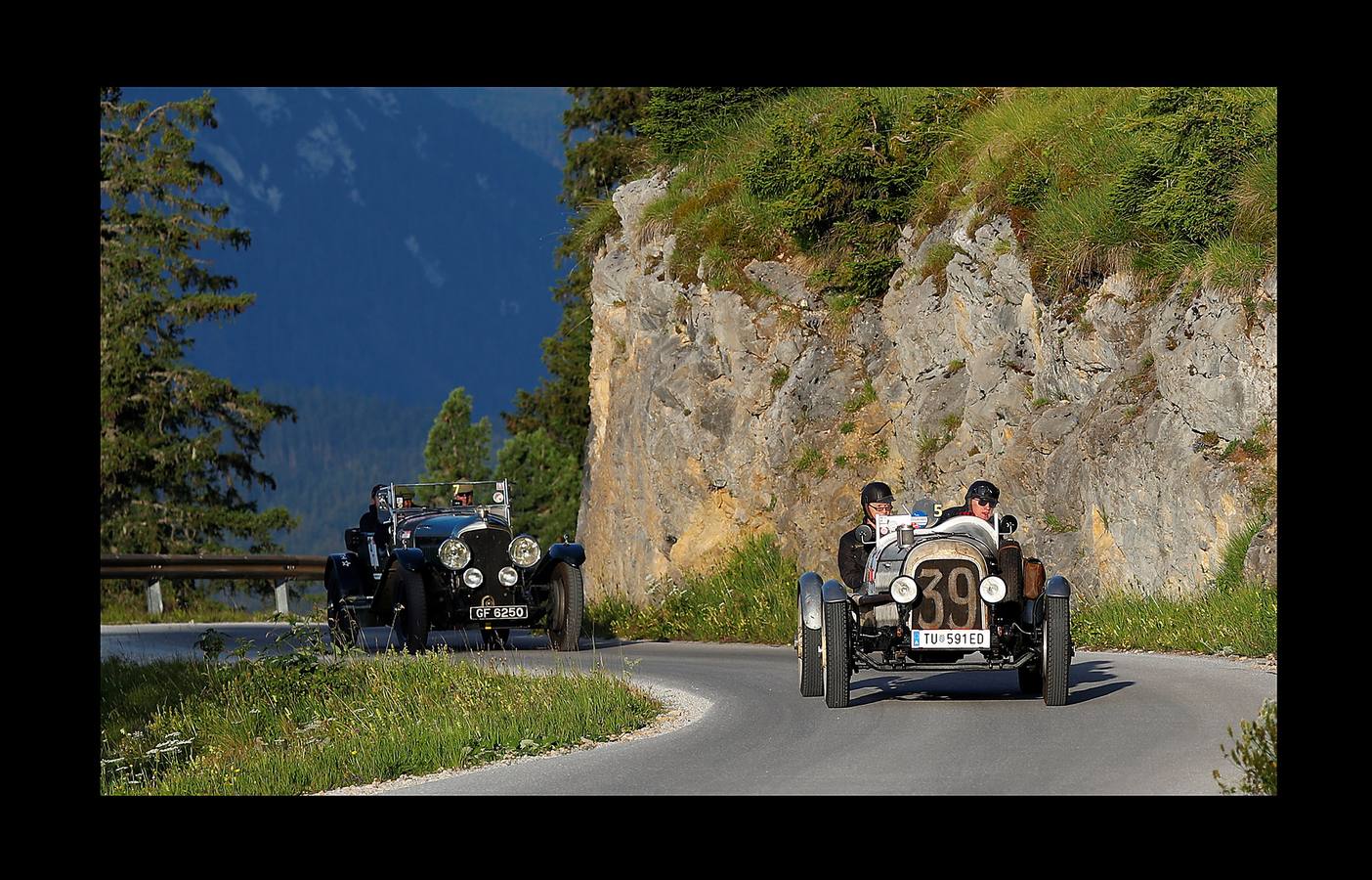 El «Ennstal Classic» es un rally-exhibición de coches deportivos construidos antes de 1973, que se celebra en las carreteras alpinas de Austria. En esta edición (la vigésimo sexta) han participado 238 equipos de 17 países, que han reunido automóviles de 51 marcas. Además, Porsche celebró el 70 aniversario del mítico 356 en el Rallye de este año. Con 43 coches, la marca de Stuttgart, que tiene sus raíces en el pueblo austríaco Gmünd, fue la más representada. Jaguar le sigue con 30, Alfa Romeo con 22 y Mercedes-Benz con 19; Ferrari participó con 10 coches. En el rally también han conducido estrellas del volante como Niki Lauda, Jackie Stewart, Sebastian Vettel, Patrick Dempsey y Brian Johnson.