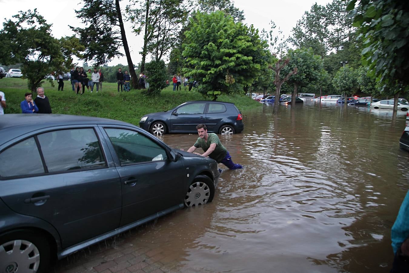 Más de 60 personas tratan de encontrar al responsable del aparcamiento de Rolaceña, donde una tromba de agua anegó todos los coches estacionados