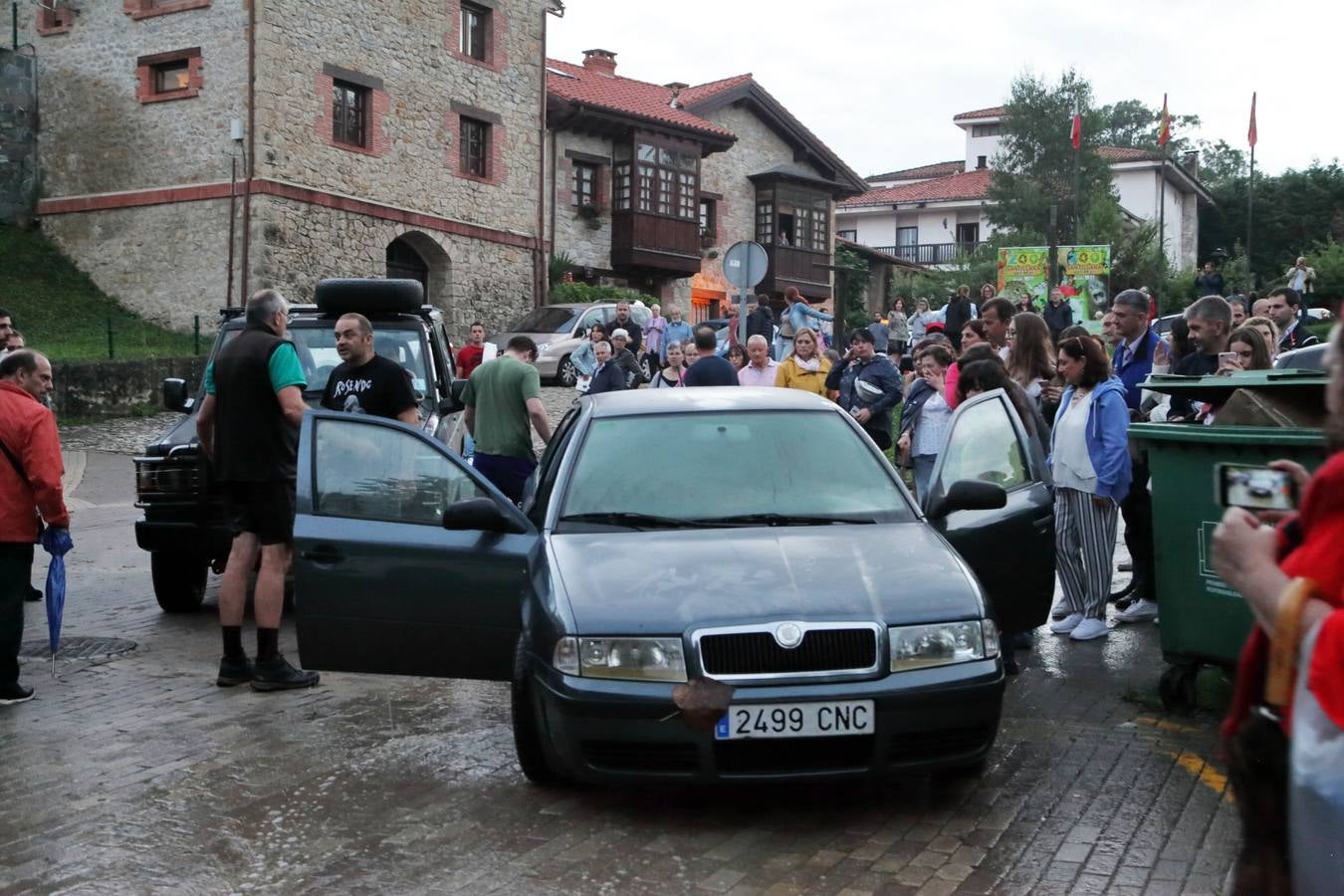 Más de 60 personas tratan de encontrar al responsable del aparcamiento de Rolaceña, donde una tromba de agua anegó todos los coches estacionados