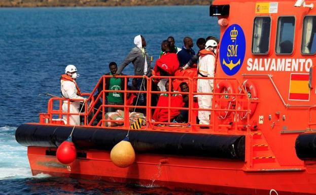 Algunos de los migrantes rescatados, a su llegada al puerto de Tarifa.