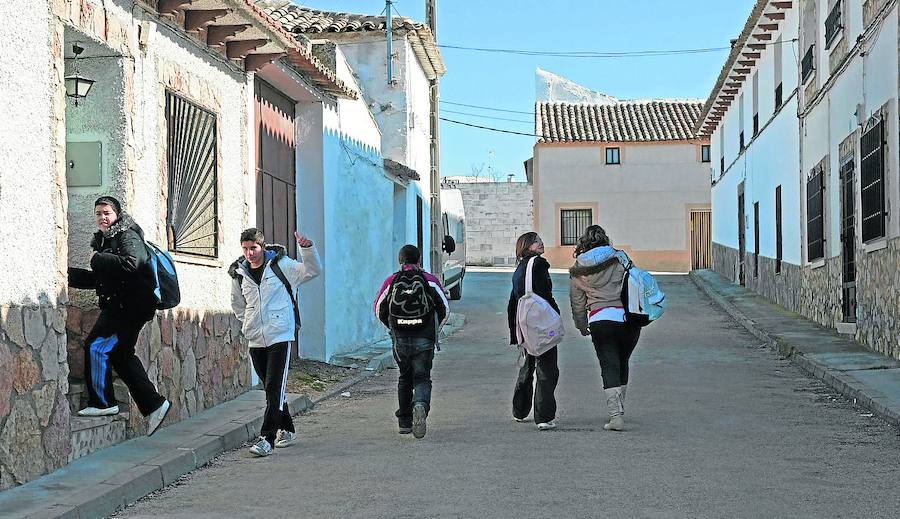 Despoblación. Unos niños recorren las calles del pueblo, habitualmente vacías.