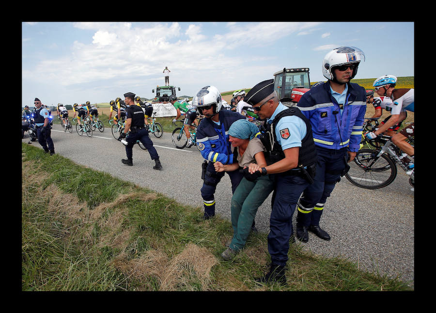 Fotos: Interrumpen durante 17 minutos la etapa del Tour por el lanzamiento de gases lacrimógenos