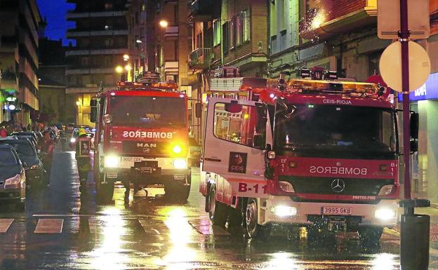 Camiones de bomberos protegen la fachada donde se registraba el cortocircuito con proyección de chispas a la calzada.