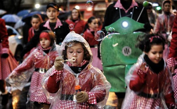 Una niña, durante el último desfile de Carnaval.