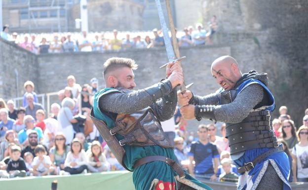 Lucha medieval en pleno Casco Viejo de Vitoria.