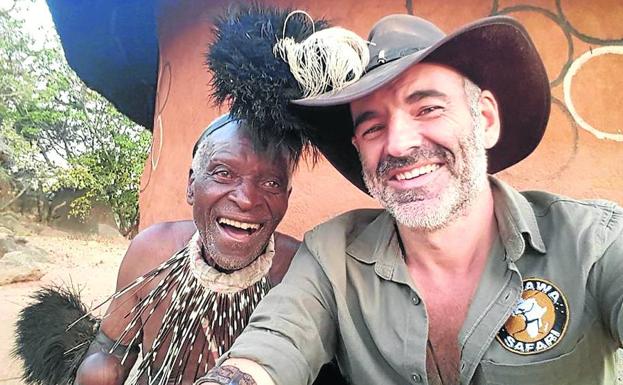 Un 'selfie' en Zimbabue. El aventurero, con Pondo, un jefe tribal de los ndebele. «Somos amigos desde hace años».