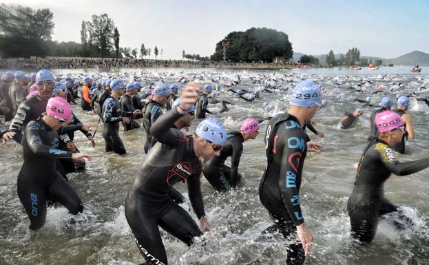 Participante sen el triatlón de Vitoria.