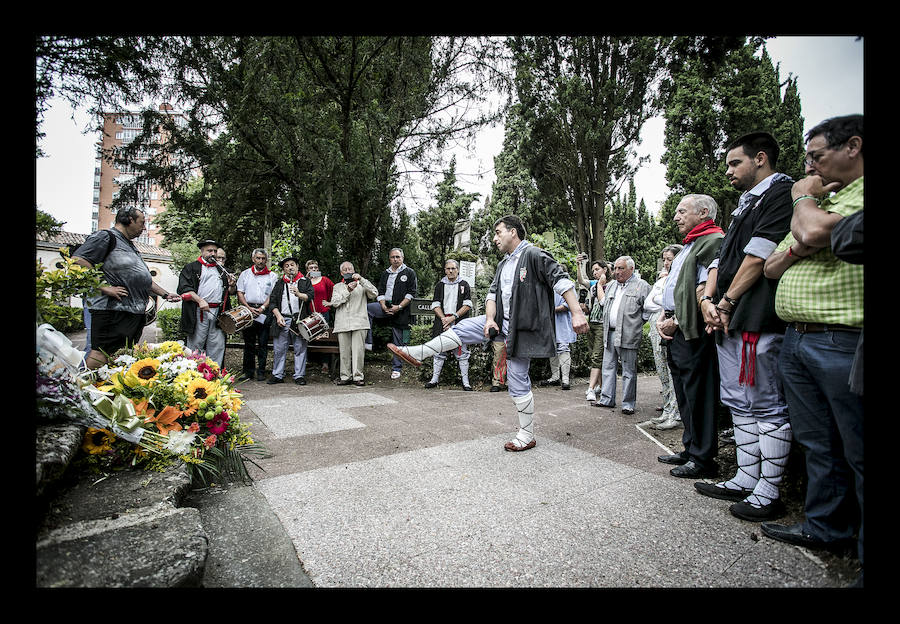 La ofrenda floral, las dianas, la carrera de barricas, las vaquillas... Un sinfín de actividades han servido para divertir a los vitorianos durante este 25 de julio