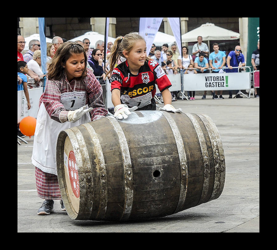 La ofrenda floral, las dianas, la carrera de barricas, las vaquillas... Un sinfín de actividades han servido para divertir a los vitorianos durante este 25 de julio