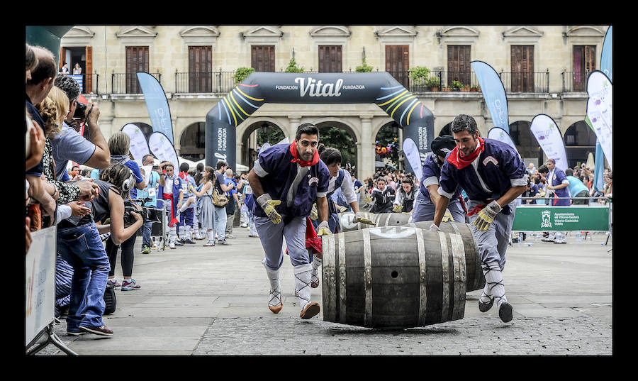 La ofrenda floral, las dianas, la carrera de barricas, las vaquillas... Un sinfín de actividades han servido para divertir a los vitorianos durante este 25 de julio