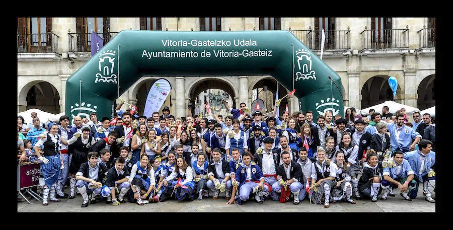 La ofrenda floral, las dianas, la carrera de barricas, las vaquillas... Un sinfín de actividades han servido para divertir a los vitorianos durante este 25 de julio