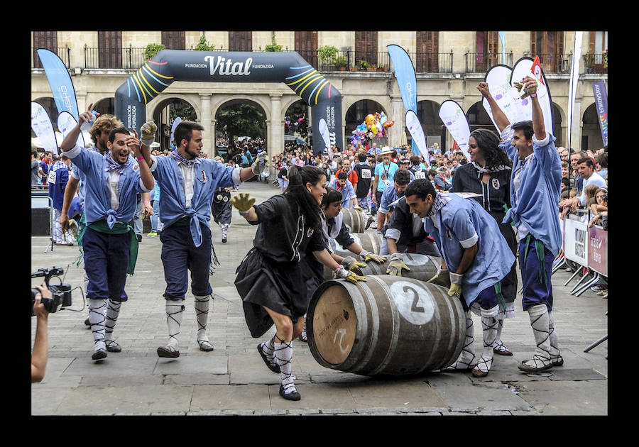 La ofrenda floral, las dianas, la carrera de barricas, las vaquillas... Un sinfín de actividades han servido para divertir a los vitorianos durante este 25 de julio