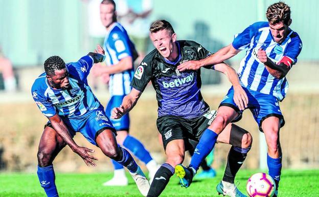 Wakaso y Manu García pugnan por un balón con un jugador del Leganés.