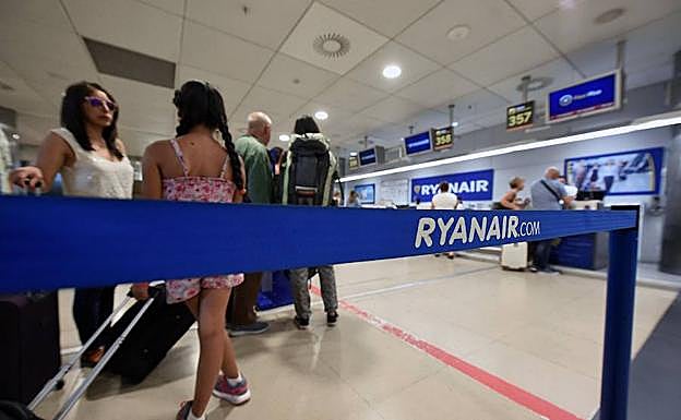 Ryanair responde a la huelga con el preaviso de despido a 100 pilotos y 200 empleados de cabina