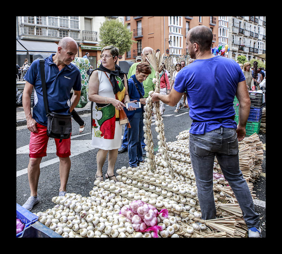 La ofrenda floral, las dianas, la carrera de barricas, las vaquillas... Un sinfín de actividades han servido para divertir a los vitorianos durante este 25 de julio