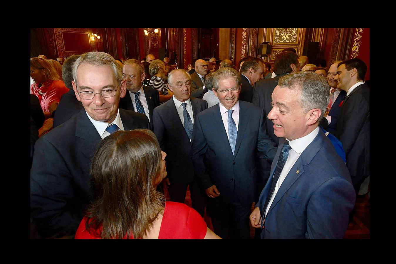 Los parlamentarios populares Antón Damborenea y Nerea Llanos charlan con el lehendakari Iñigo Urkullu, en presencia del empresario José María Vázquez.