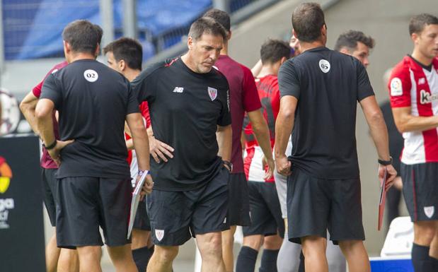 Imagen. Berizzo, pensativo, al final del encuentro ante el Fulham. 