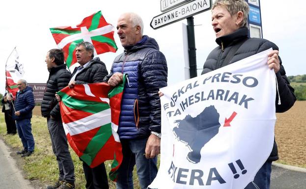 Un grupo de personas pide el acercamiento de los presos.