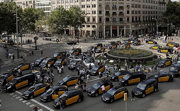 La huelga del taxi se contagia a media España y amenaza la operación salida