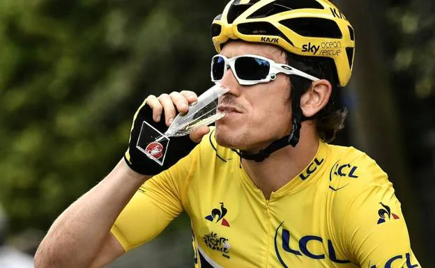 Geraint Thomas bebe champagne en la última etapa del Tour de Francia 