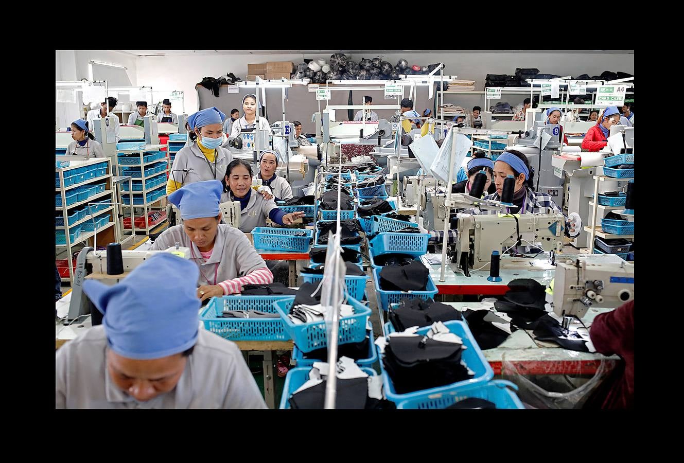 En Camboya, las trabajadoras de las industrias que abastecen a algunas de las marcas deportivas más conocidas trabajan diez horas diarias seis días a la semana. Según datos de 2016 más de 500 empleados de las principales factorías sufrieron desvanecimientos como consecuencia de las malas condiciones de trabajo, entre las que se incluyen las elevadas temperaturas. El salario mensual mínimo en Camboya es de unos 130 euros y dos horas extras al día lo elevan a 150 ó 200, dependiendo de la fábrica. Camboya tenía un total de 1.522 factorías registradas en 2017, un 37 por ciento más que hace cinco años, un crecimiento que se detuvo el año pasado.