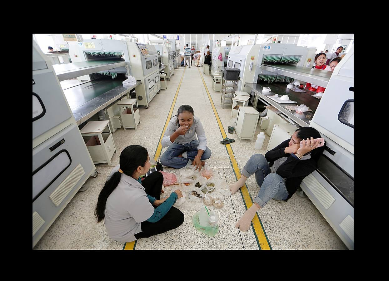 En Camboya, las trabajadoras de las industrias que abastecen a algunas de las marcas deportivas más conocidas trabajan diez horas diarias seis días a la semana. Según datos de 2016 más de 500 empleados de las principales factorías sufrieron desvanecimientos como consecuencia de las malas condiciones de trabajo, entre las que se incluyen las elevadas temperaturas. El salario mensual mínimo en Camboya es de unos 130 euros y dos horas extras al día lo elevan a 150 ó 200, dependiendo de la fábrica. Camboya tenía un total de 1.522 factorías registradas en 2017, un 37 por ciento más que hace cinco años, un crecimiento que se detuvo el año pasado.