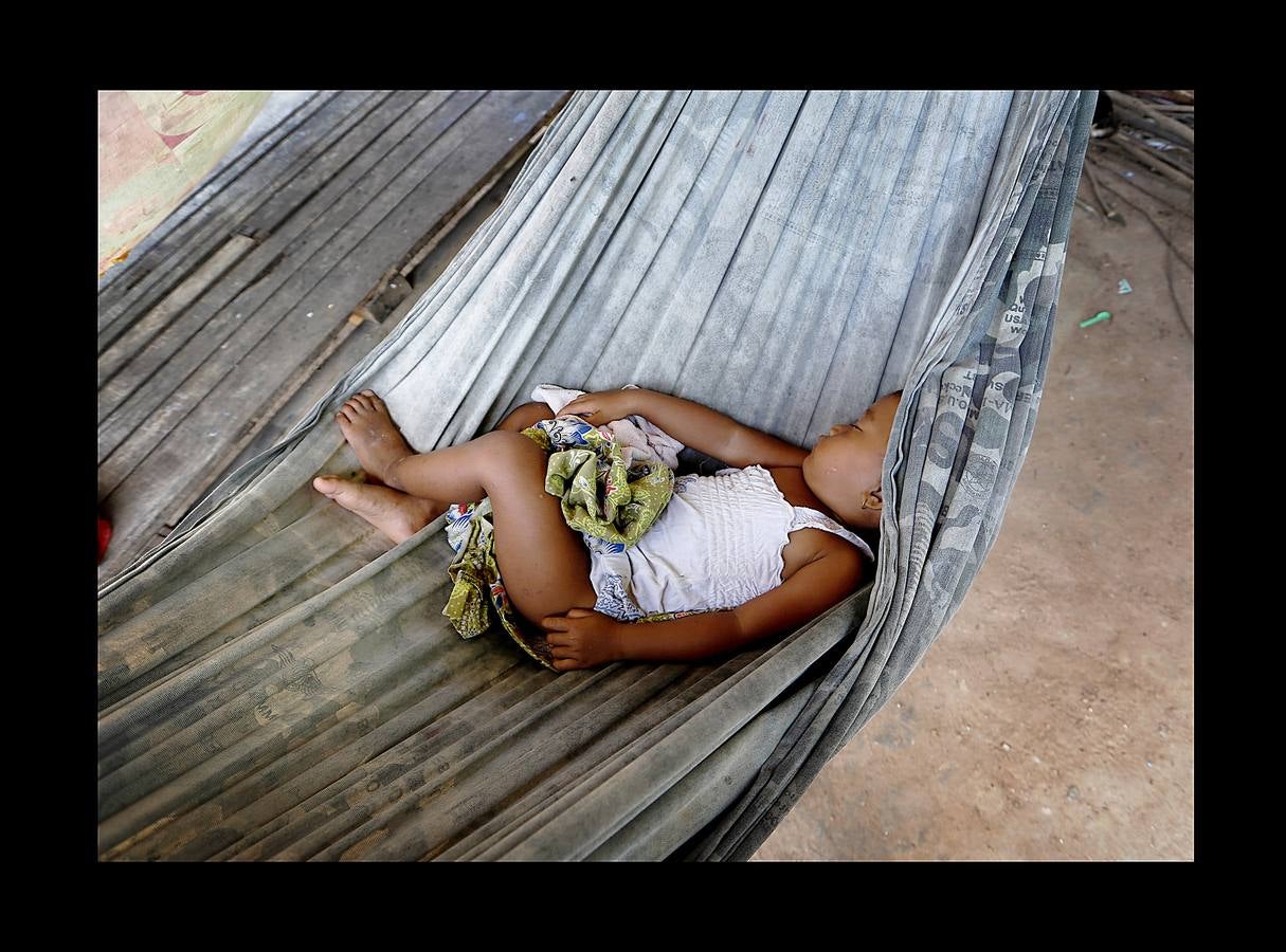 En Camboya, las trabajadoras de las industrias que abastecen a algunas de las marcas deportivas más conocidas trabajan diez horas diarias seis días a la semana. Según datos de 2016 más de 500 empleados de las principales factorías sufrieron desvanecimientos como consecuencia de las malas condiciones de trabajo, entre las que se incluyen las elevadas temperaturas. El salario mensual mínimo en Camboya es de unos 130 euros y dos horas extras al día lo elevan a 150 ó 200, dependiendo de la fábrica. Camboya tenía un total de 1.522 factorías registradas en 2017, un 37 por ciento más que hace cinco años, un crecimiento que se detuvo el año pasado.