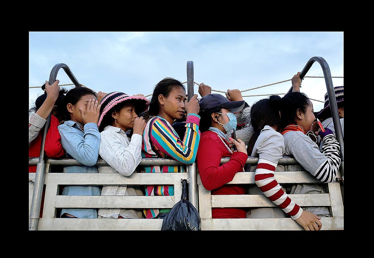 En Camboya, las trabajadoras de las industrias que abastecen a algunas de las marcas deportivas más conocidas trabajan diez horas diarias seis días a la semana. Según datos de 2016 más de 500 empleados de las principales factorías sufrieron desvanecimientos como consecuencia de las malas condiciones de trabajo, entre las que se incluyen las elevadas temperaturas. El salario mensual mínimo en Camboya es de unos 130 euros y dos horas extras al día lo elevan a 150 ó 200, dependiendo de la fábrica. Camboya tenía un total de 1.522 factorías registradas en 2017, un 37 por ciento más que hace cinco años, un crecimiento que se detuvo el año pasado.