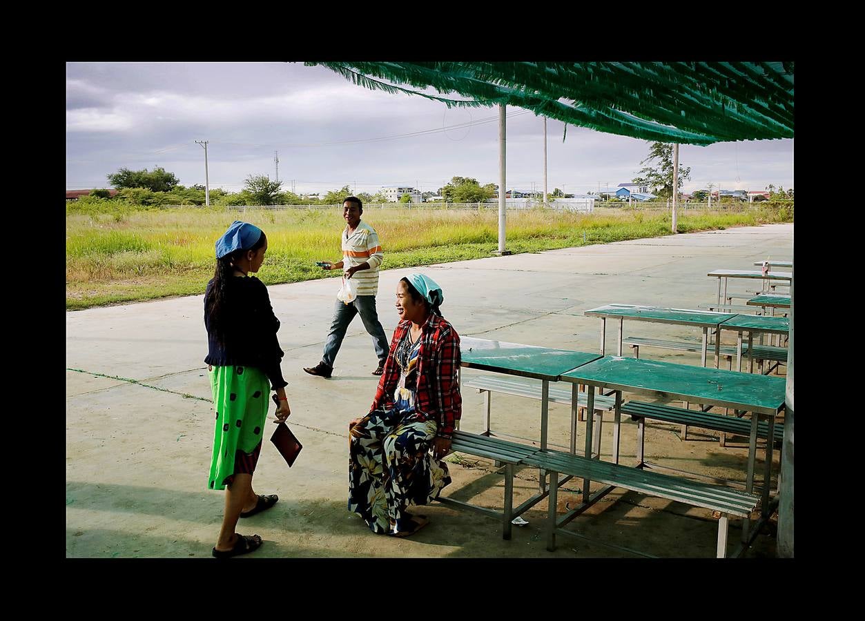 En Camboya, las trabajadoras de las industrias que abastecen a algunas de las marcas deportivas más conocidas trabajan diez horas diarias seis días a la semana. Según datos de 2016 más de 500 empleados de las principales factorías sufrieron desvanecimientos como consecuencia de las malas condiciones de trabajo, entre las que se incluyen las elevadas temperaturas. El salario mensual mínimo en Camboya es de unos 130 euros y dos horas extras al día lo elevan a 150 ó 200, dependiendo de la fábrica. Camboya tenía un total de 1.522 factorías registradas en 2017, un 37 por ciento más que hace cinco años, un crecimiento que se detuvo el año pasado.