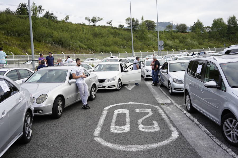 Los profesionales protestan contra Uber y Cabify en el aeropuerto de Loiu.