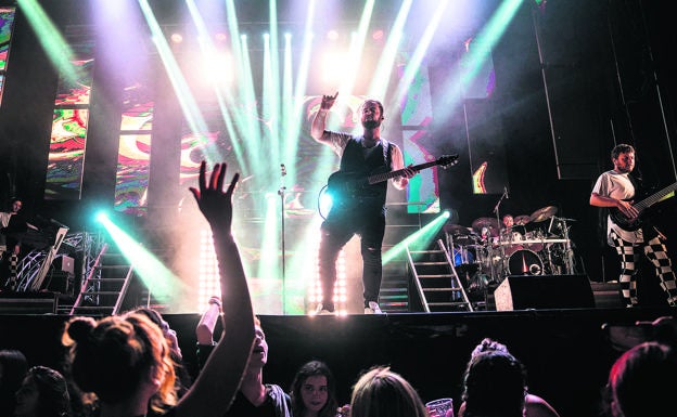 El cantante y guitarra de Kosmos se dirige al público de Santander durante la actuación del pasado martes en El Sardinero.