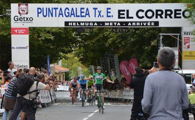 La entrada a meta de un triunfante Aranburu.