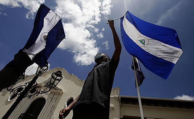 Cientos de personas participan en una protesta contra del gobierno de Daniel Ortega en León (Nicaragua). 
