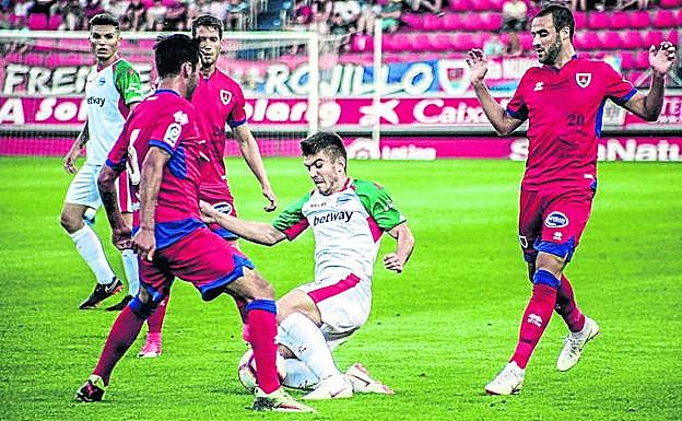 Martín realiza una entrada para hacerse con la pelota ante el Numancia. 